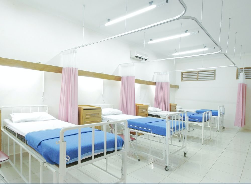 Санкт-Петербург сокращает коечный фонд для пациентов с коронавирусом