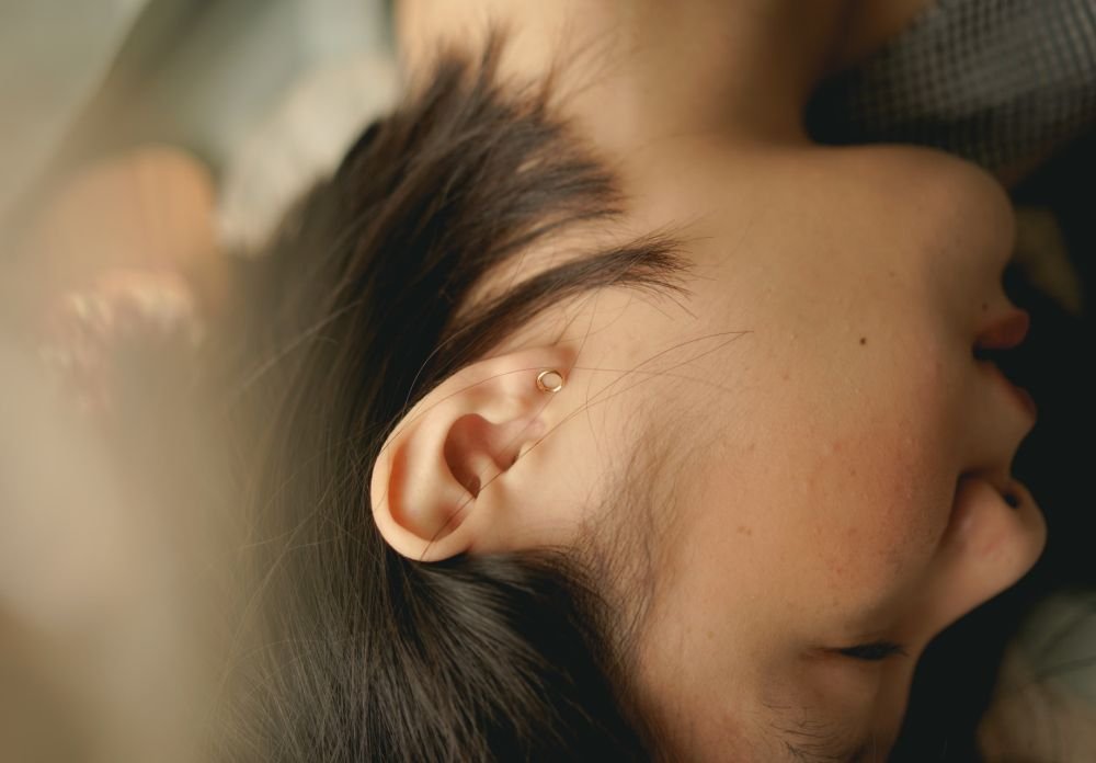 Ушная щекотка поможет справиться с несварением