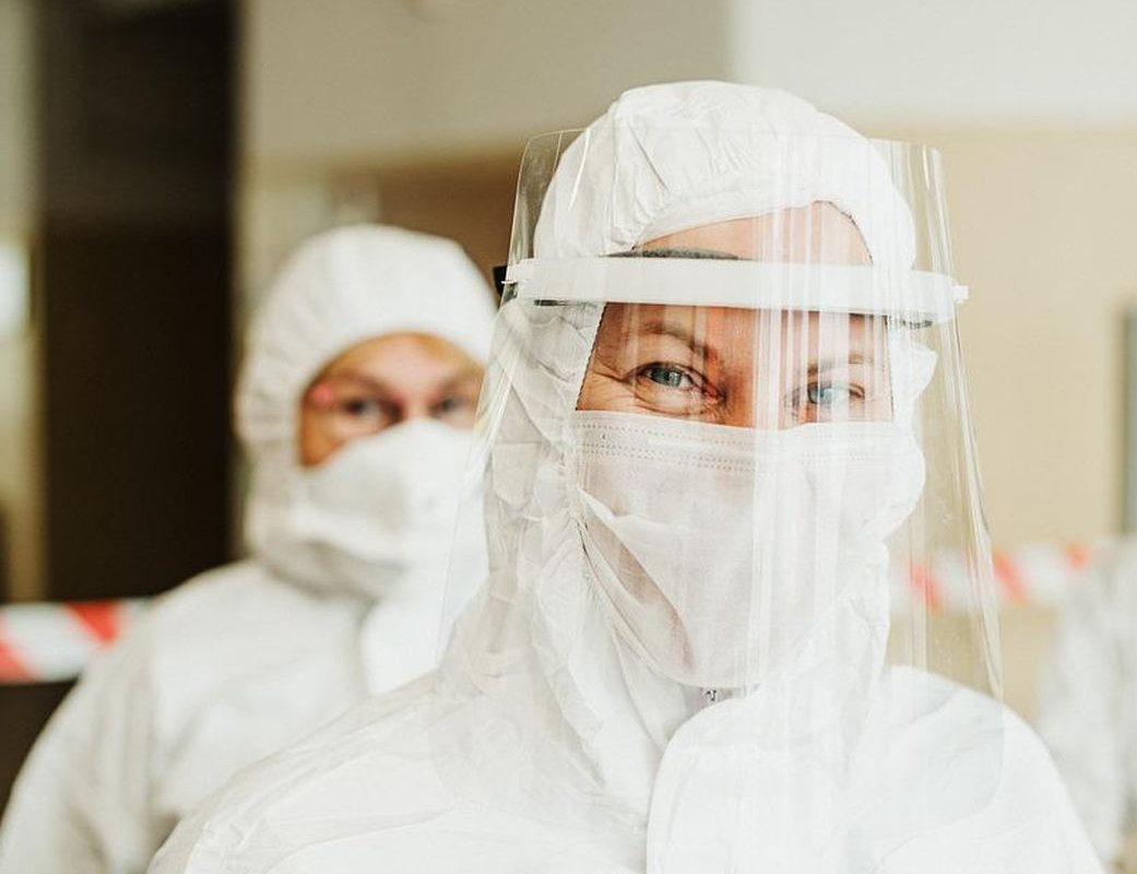 врачи в защитных костюмах
