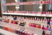 Ассортимент профессиональных средств и оборудования для ногтевого сервиса: гели, гель-лаки, базы, топы, акрил